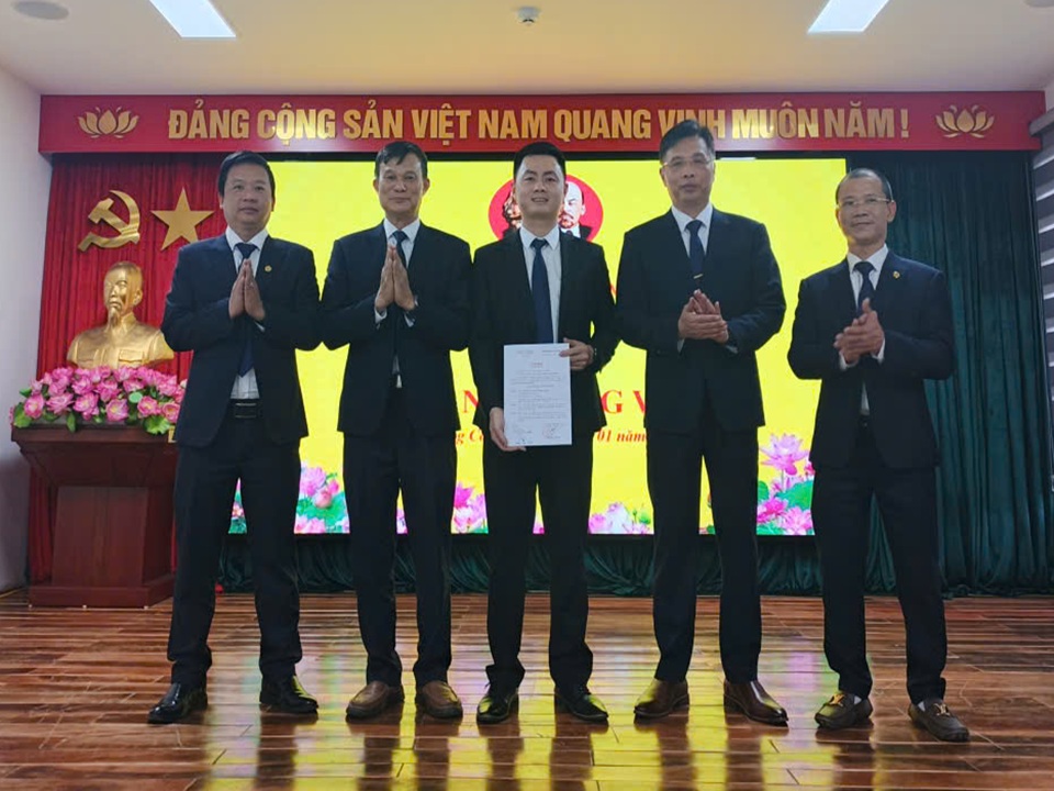 Đội Quản lý Điện lực khu vực Tô Hiệu kết nạp đảng viên mới
